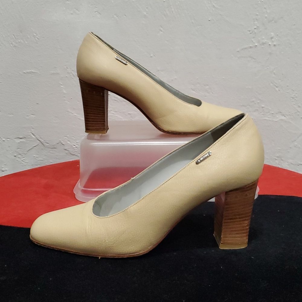 A. Testoni Cream Women's Heels Size 7.5